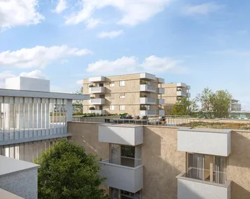 Moderne Wohngebäude mit gestaffelten Balkonen und einer gemeinschaftlichen Dachterrasse unter blauem Himmel.