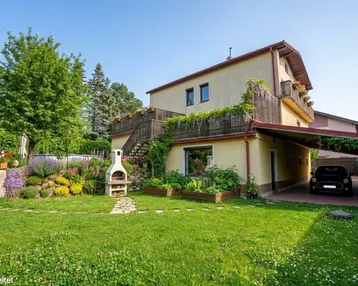 Gepflegtes Einfamilienhaus mit großem Garten, Grillplatz und überdachtem Carport.