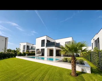Moderne weiße Villa mit Pool, Garten und Blick auf die Nachbarschaft.
