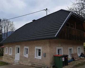 Traditionelles Haus mit Satteldach und gepflegter Fassade in ländlicher Umgebung.
