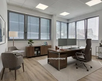 Modernes Büro mit großen Fenstern, Jalousien und kompletter Einrichtung, ideal für produktives Arbeiten.