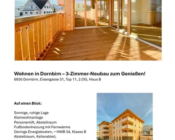 Geräumige Holzterrasse mit Blick auf die umliegende Berglandschaft und Zugang zum Innenbereich.