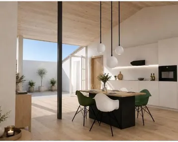 Moderne offene Küche mit Essbereich, heller Holzbalkendecke und direktem Zugang zu einer Außenterrasse.