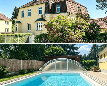 Gelbes Haus mit Mansarddach und Gartenbereich mit Pool und Poolüberdachung.
