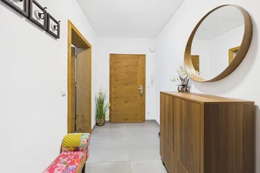 Wohnen wie im Neubau – stilvoll kernsanierte 3-Zimmer-Wohnung mit südseitiger Loggia in ruhiger Grünlage von Graz-Gösting