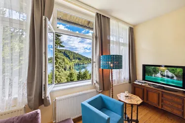 Naturidyll mit Seeblick – ehemalige Schule am Soboth-Stausee in Alleinlage mit viel Ruhe &amp; Raum