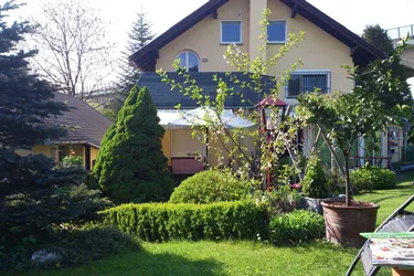 Expose Mehrfamilienhaus in gutem Zustand mit zusätzlichem Grundstück