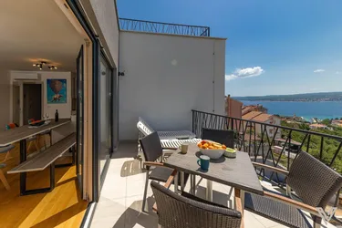 Exklusives Penthouse mit einer 150m² großen Dachterrasse und Meerblick in Crikvenica