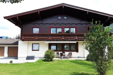 Gepflegtes Zweifamilienhaus mit großem Grundstück in Bruck an der Glocknerstraße