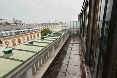 Dachgeschoßwohnung mit Terrasse im historischen Opernringhof