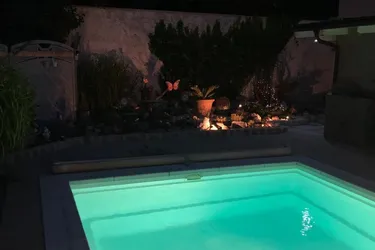 Ein Einfamilienhaus das viel Freiraum lässt. Pool Garage
