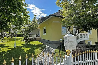 GROSSES ZWEIFAMILIENHAUS IN TRAUMHAFTER AUSSICHTSLAGE 