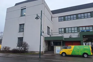 Helles Büro in zentraler Lage - sanierungsbedürftig