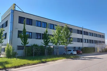 Bürogebäude neben Logistikzentrum