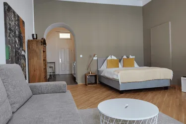 Short Term Rental in Historic Viennese Building: Serviced Studio-Apartment in the Heart of Vienna