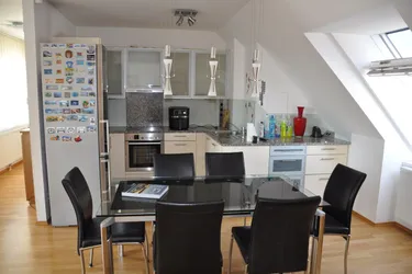 Tolle Dachgeschosswohnung mit Südbalkon, INKLUSIVE GARAGENPLATZ, Ruhelage mitten im 7. Nähe Neubaugasse/Mariahilferstr.