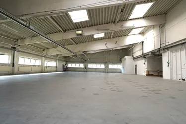 Hallen und Bürokombination