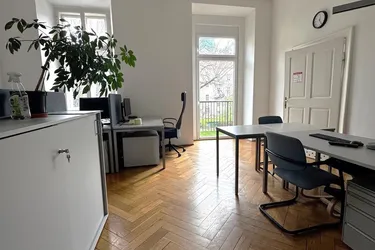 150 m² Büroflächen mit Blick in den Stadtpark