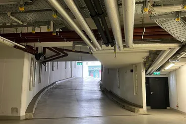 Expose Sehr helle, eingeschoßige Garage mit breiter Einfahrt