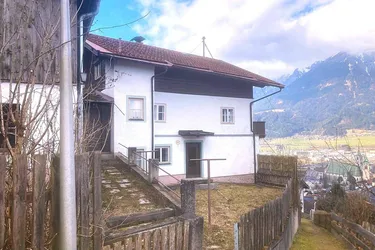 Wohnhaus mit landwirtschaftlichen Grundstücken in unverbaubarer Aussichtslage über Schwaz