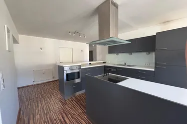 Schwaz: Schön renovierte 3-Zimmer-Wohnung samt eigener Garage