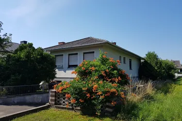 Zentrales Einfamilienhaus 225 m² (=115 m² Erdgeschoss + 110 m² Untergeschoss), 1.015 m² Grundstücksfläche, Kellergeschoss mit direktem Tageslicht