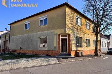 Zentrale Lage, viele Möglichkeiten – Haus mit Gewerbe- &amp; Wohneinheiten in Illmitz!