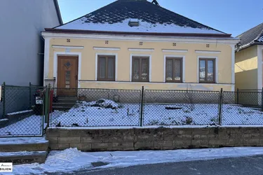 Altes, bäuerliches Haus mit 4 Zimmern, uneinsehbaren Garten und viel Potential