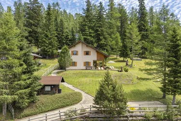 Gemütliches Almhaus am Hochrindl - Weitläufiges Grundstück mit Blick über sonnige Berggipfel.