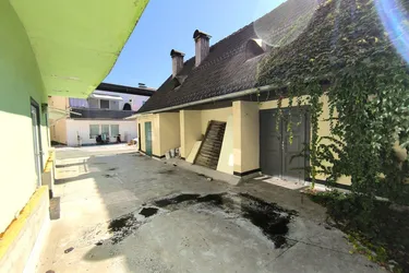 Günstiges Ateliergebäude zu Renovieren mit ausbaufähigem Dachboden und 90 m² Terrasse im Zentrum von Völkermarkt!