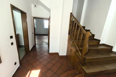 Altbau-Wohnung im Zentrum von Völkermarkt mit ca. 123 m² Wohnfläche und Terrasse - teilsaniert.