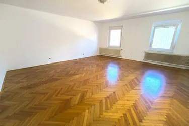 Zentral gelegenes Zinshaus mit 2 Wohnungen, 2 Geschäftslokalen und eigenem Ateliergebäude, teilsaniert.