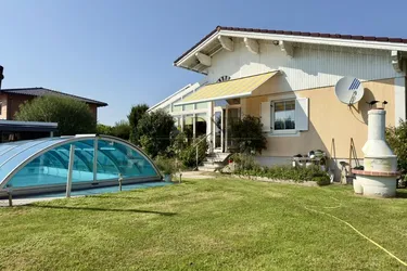 Einfamilienhaus - "First Row" mit Pool und Wintergarten