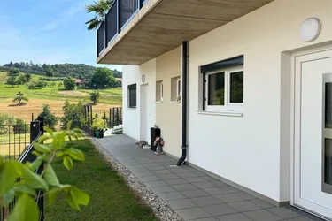Erstes Eigenheim mit der AKTION -€ 10.000,- sichern! Kleine 3-Zimmer Gartenwohnung in idyllischer Umgebung! Neubau nur 25km östlich von Graz gelegen!