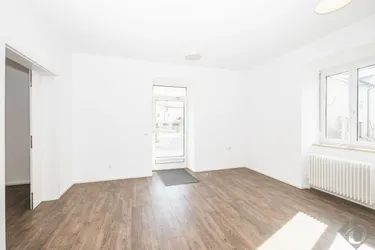 Helles Geschäftslokal mit großer Fensterfront und Freiparkplatz in Salzburg