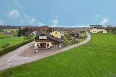 Vielseitiges Nutzungspotential: Enorme Gewerbefläche mit Dienstwohnung in Ostermiething
