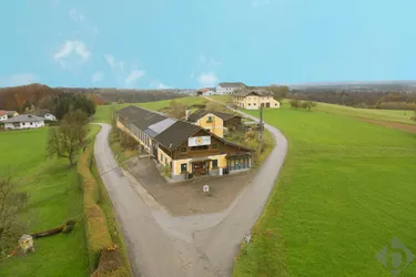 Vielseitiges Nutzungspotential: Enorme Gewerbefläche mit Dienstwohnung in Ostermiething