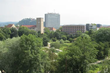 TOP-PREIS ! SONNIGE 3-ZIMMER-ETW MIT LOGGIA UND BLICK AUF DEN SCHLOSSBERG - ANGRENZEND AN DEN OEVERSEEPARK