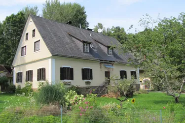 * LANDHAUS IN ABSOLUTER RUHELAGE *