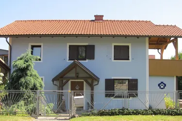 CHARMANTES EIN-/ZWEIFAMILIENHAUS MIT DOPPELCARPORT IN SONNIGER LAGE 
