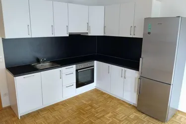 Sonniger 2 ZIMMER-NEUBAU + neuwertige Einbauküche + Vorraum + Bad mit Wanne und WC + nähe XXXLutz!