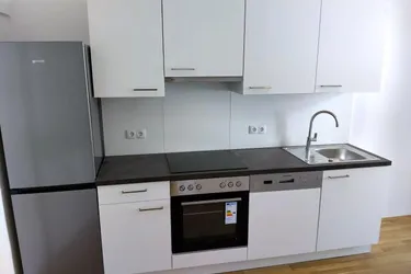 Erstbezug: 2 ZIMMER-Altbau, ruhiger West-Balkon 5m², extra Küche neu möbliert, neue Sanitäranlagen!