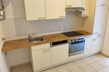 Heller 2 ZIMMER-Altbau, ruhiger Balkon 3,5m², extra Küche möbliert, Bad mit Dusche / WC und Fenster!