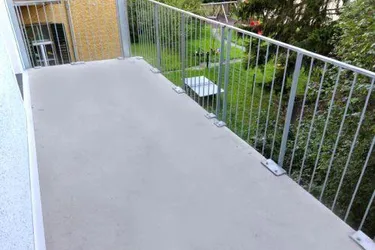 Heller 3 ZIMMER-Altbau + ruhiger Balkon 12m² + Einbauküche + Bad mit Dusche + extra WC + Lift!