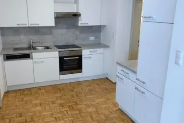 2er-WG: 3 ZIMMER-Altbau + neuwertige Küche + neuwertige Sanitäranlagen (Bad + WC) + nähe Kunsthaus!