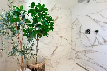 Zum Baden verführt im Carrara Marmor Traum