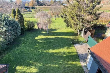 MITTEN IN STREBERSDORF: Hübsches Haus mit schönem Garten
