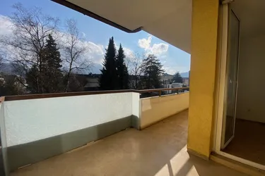 NÄHE STADTZENTRUM/BAHNHOF: Perfekt eingeteilte sonnige 4-Zimmer-Wohnung mit großer Loggia, Tiefgaragenplatz am Naherholungsgebiet