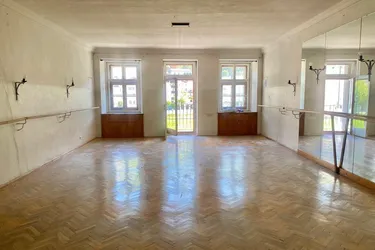 MITTEN IN DER ALTSTADT: SALON MIT SALZACHBLICK - 5-Zimmer-Altbau-Etage mit besonderem Charme