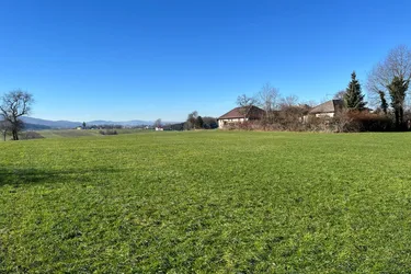 Sonnige voll aufgeschlossene Baugrundstücke, ohne Bauzwang mit ca. 758 m² Fläche in Regau / Hinterbuch (Gst. 4)